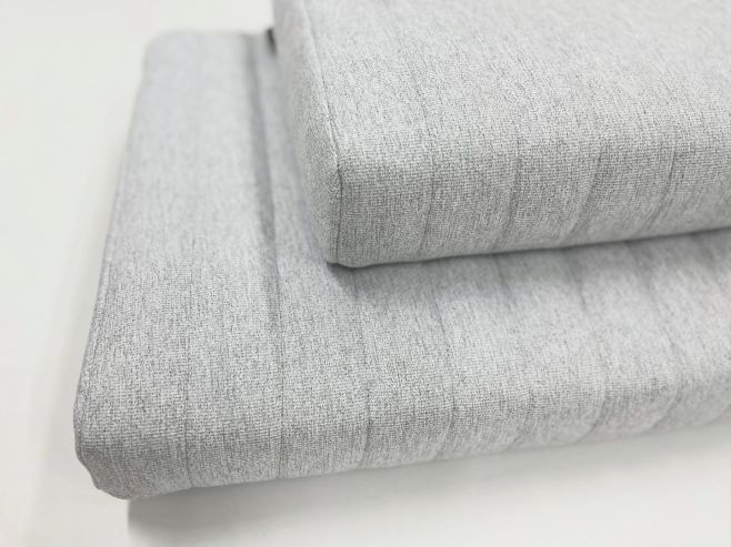 Výroba polstrů do sedacích oken. Každý kus tvoříme přesně na míru vašemu prostoru, aby perfektně seděl, byl pohodlný a...